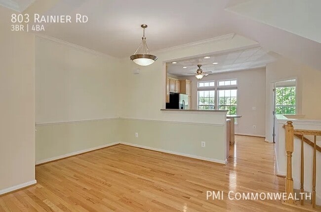 Building Photo - 3 Bed / 3.5 Bath Townhouse (Available 9/10...