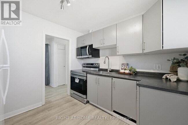 Photo du bâtiment - 708 Carnegie Ave