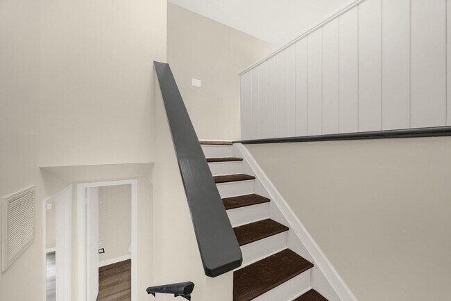 Building Photo - Lovely 3 bedroom, 1 1/2 bathroom home in G...