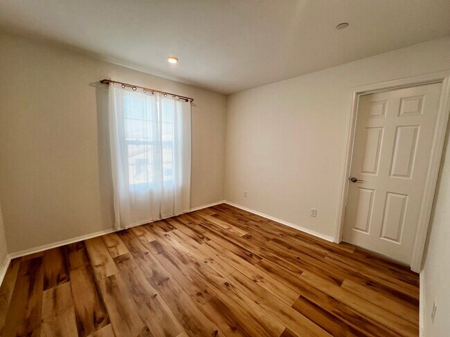 Room 1 - 1977 Rubra Pl