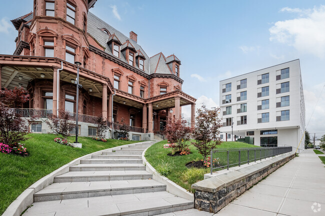 View With Historic Krueger-Scott Mansion - Newark Makerhoods