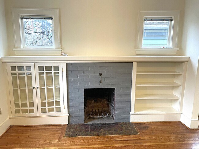 Foto del edificio - Eliot neighborhood House: 2 bedroom, large basement, hardwood floors, laundry units & fireplace