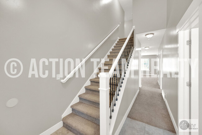 Building Photo - Row End Townhome in Orem!