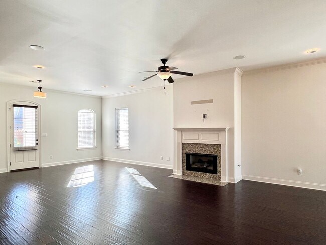 Foto del edificio - Gorgeous Four Bedroom Home With A Large Ou...