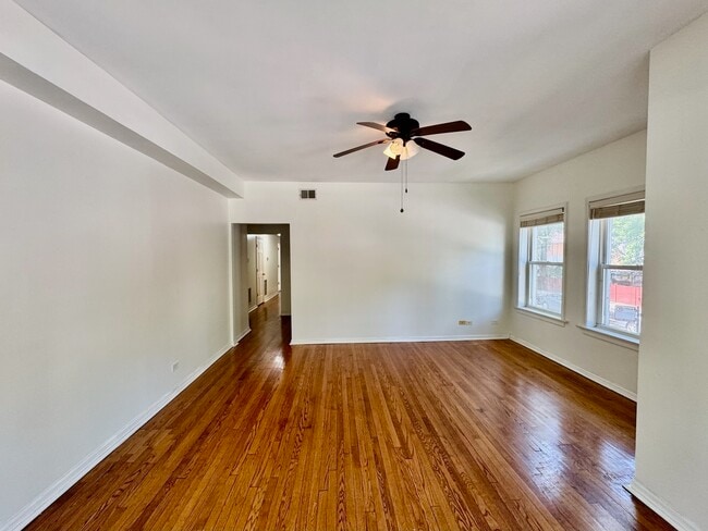 Foto del edificio - 6042 N Kenmore Ave