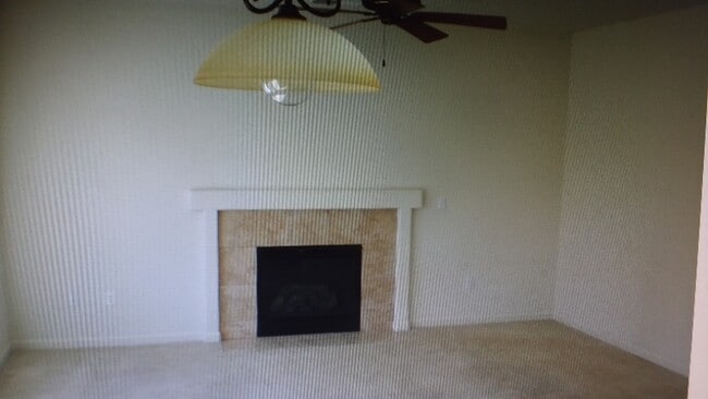 Building Photo - 911 Larch Dr