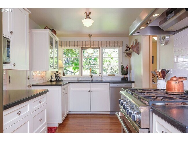 Building Photo - Lakefront Remodeled North Shore Sundeleaf ...
