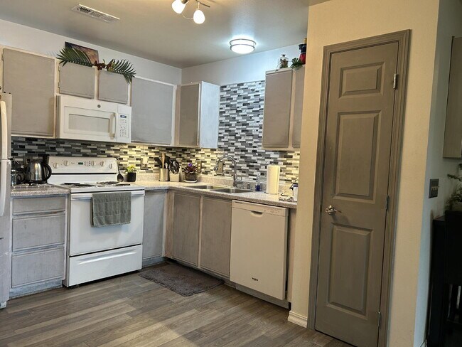 Foto del edificio - Cozy 2 Bed, 1 Bath Apartment with Fireplac...