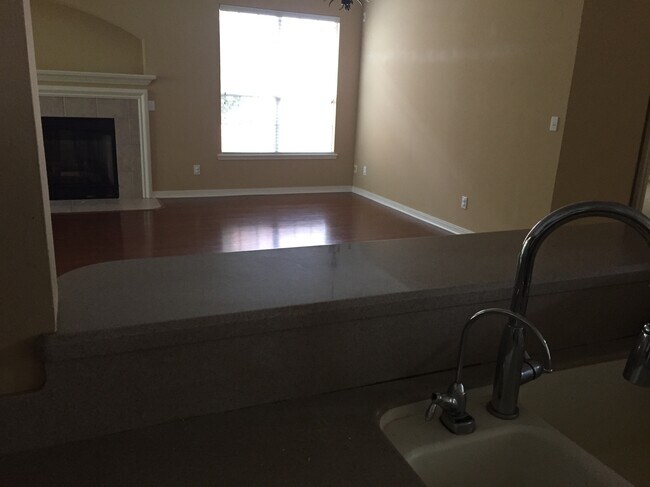 Foto del edificio - 8004 Laurel Hill Dr