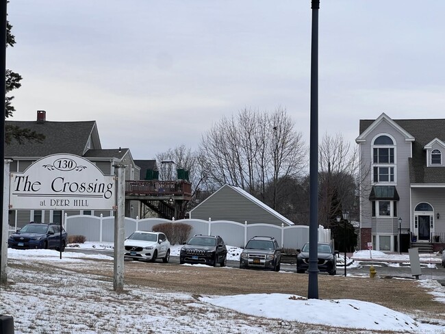 Foto del edificio - 130 Deer Hill Ave