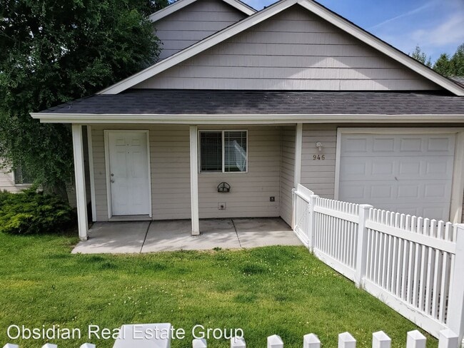 Building Photo - 944 NE Hidden Valley Dr