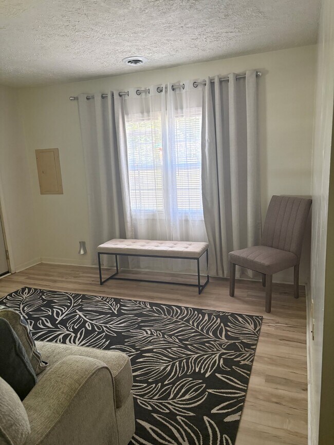 Foto del edificio - 3705 Burchfield Dr