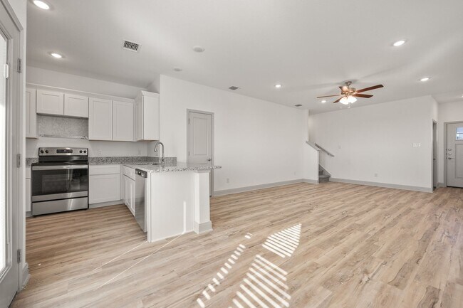 Building Photo - Brand New Duplex, Gated Community!!!