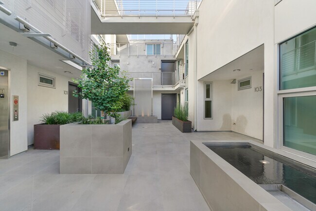 Building Photo - 8210 Fountain Ave