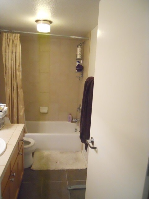 Building Photo - 2 Bedroom Condo SUPER close to Campus!