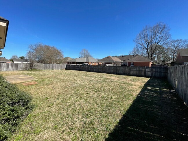 Foto del edificio - ** 4 bed 2 bath located off Atlanta Hwy **...