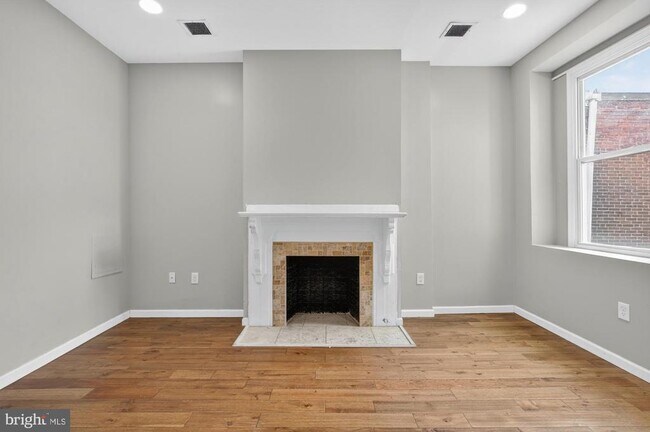 Building Photo - 4420 Chestnut St