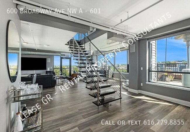 Building Photo - Desirable Union Square Corner Penthouse!