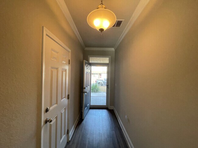 Foto del edificio - Spacious 4 Bedroom