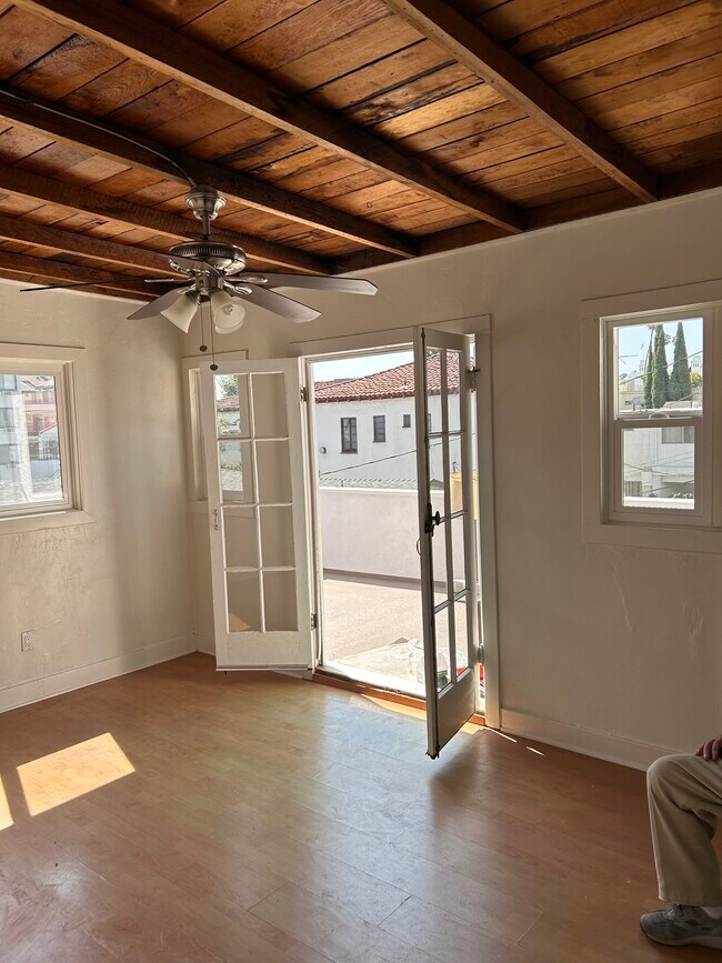 Foto del edificio - 1333 N Mansfield Ave
