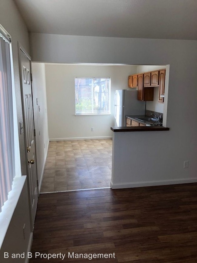 Building Photo - 204 3rd St