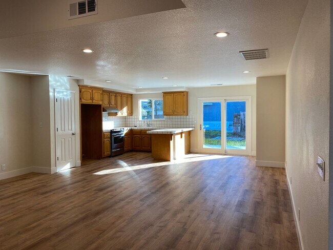 Foto del edificio - COMING SOON - Wonderful 4 bedroom/2 bath house - Updated throughout!