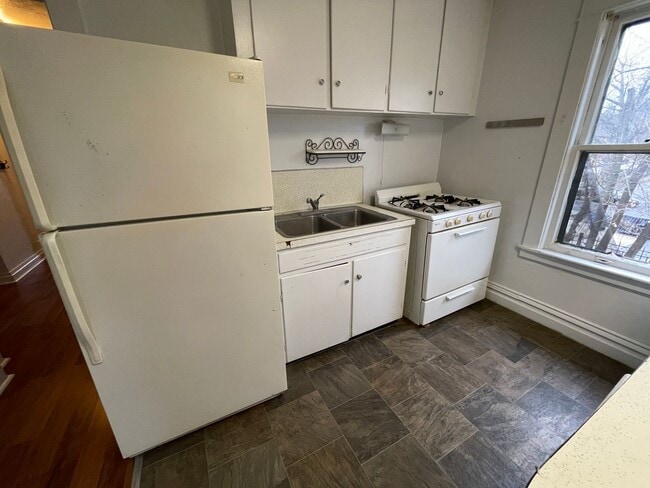 Building Photo - 802-806 Cedar