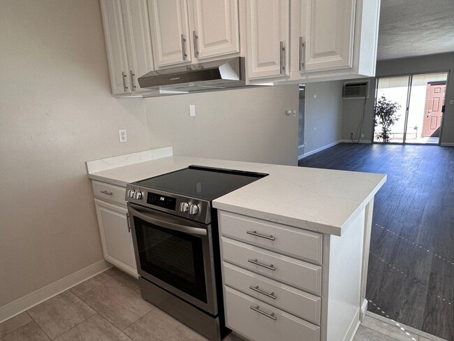 Building Photo - Beautifully Updated 2 Bedroom 1 Bath Singl...