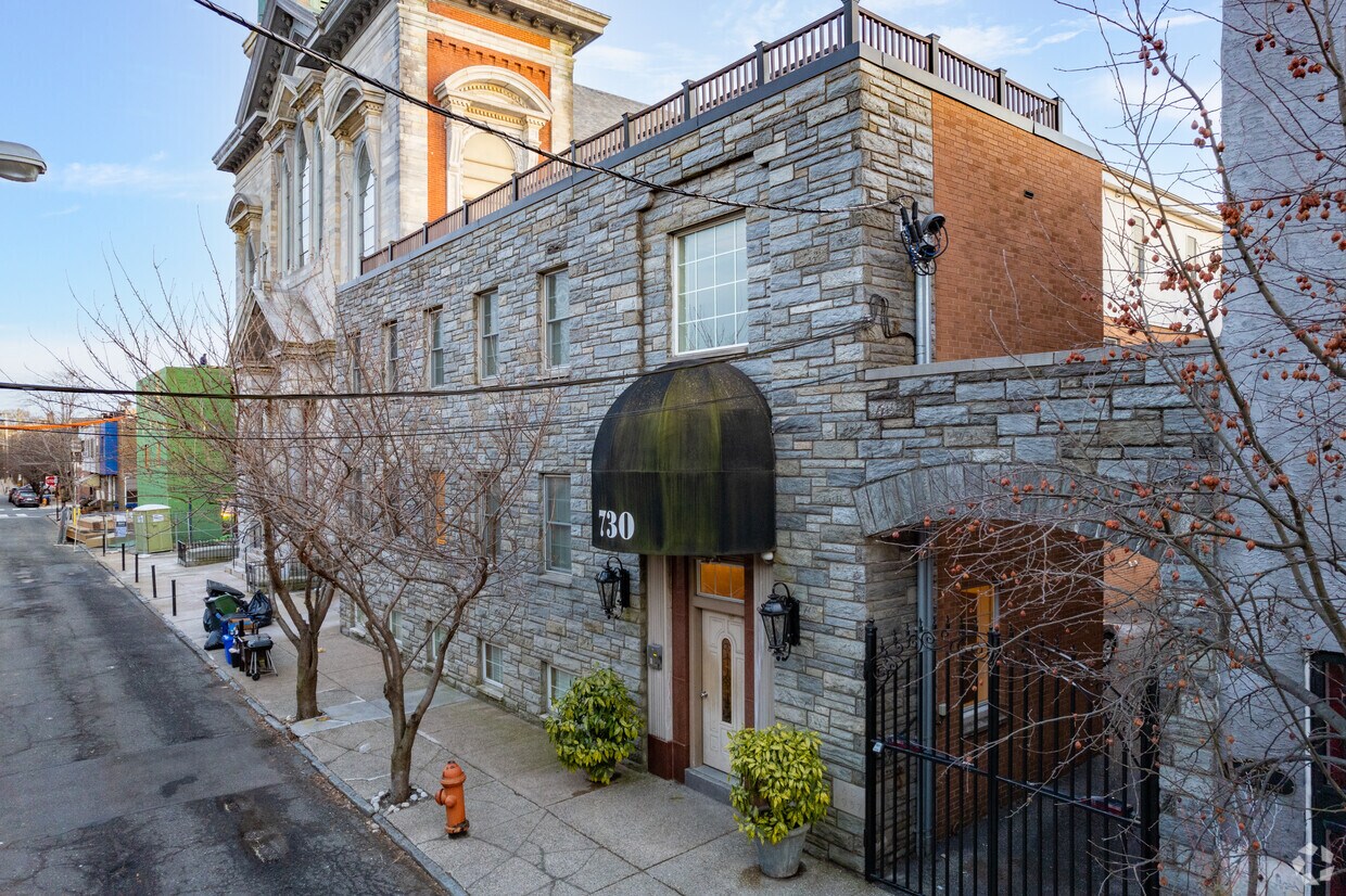 Primary Photo - 730 Montrose St