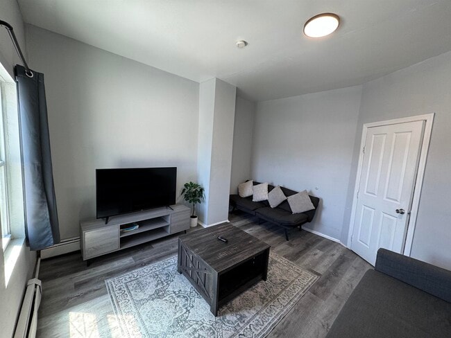 Building Photo - 1172 Summit Ave