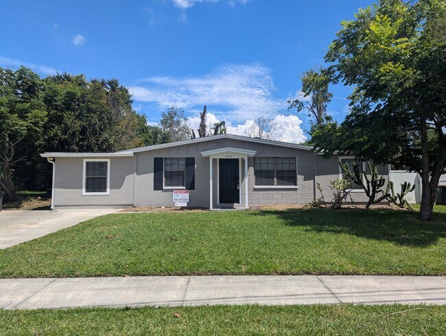 Foto del edificio - Now Available! Large 3bd, 1.5 bath with ea...