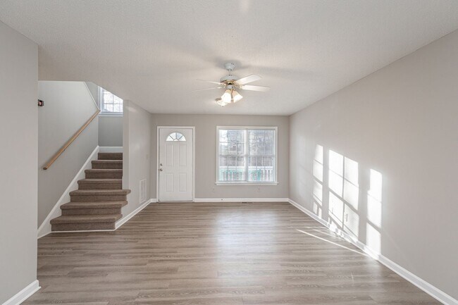 Foto del edificio - NW Two Story Home, New Flooring, Just Pain...
