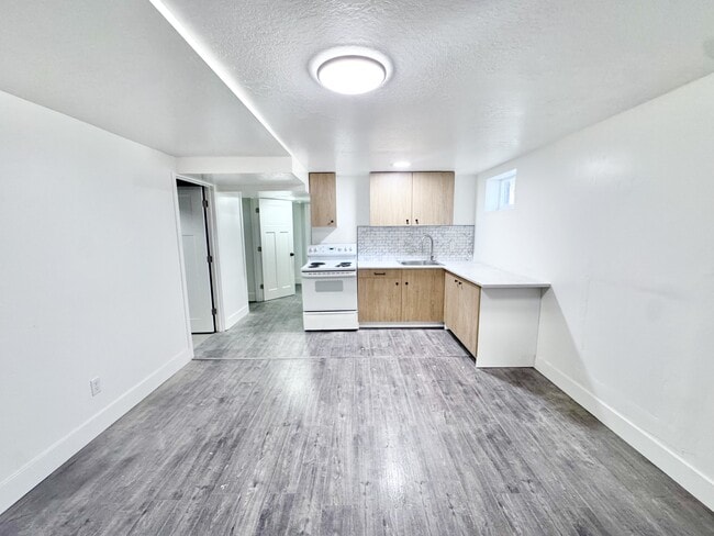 Building Photo - 880 E 200 N