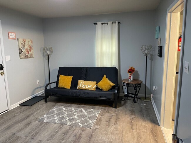 Foto del edificio - Spacious 1 Bedroom & den, 1 bath in Brandy...