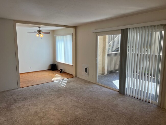 Building Photo - Villa La Jolla