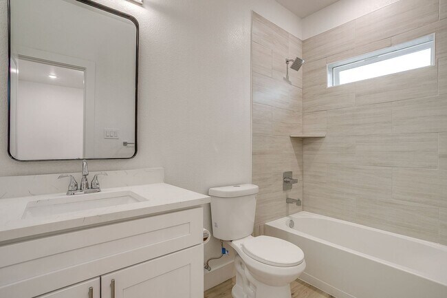Foto del edificio - 3214 Forest Park Blvd