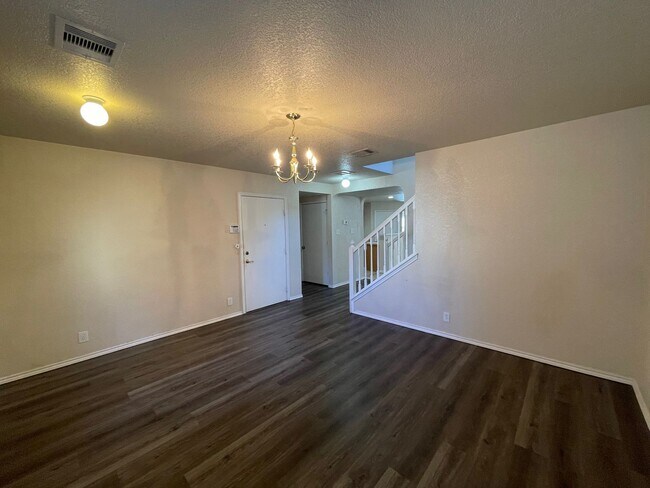 Foto del edificio - BEAUTIFUL 4 BR W/ MASTER DOWN*HARDWOOD FLOORING IN DINING/ENTRY, LIVING ROOM, MASTER BR AND MASTE...