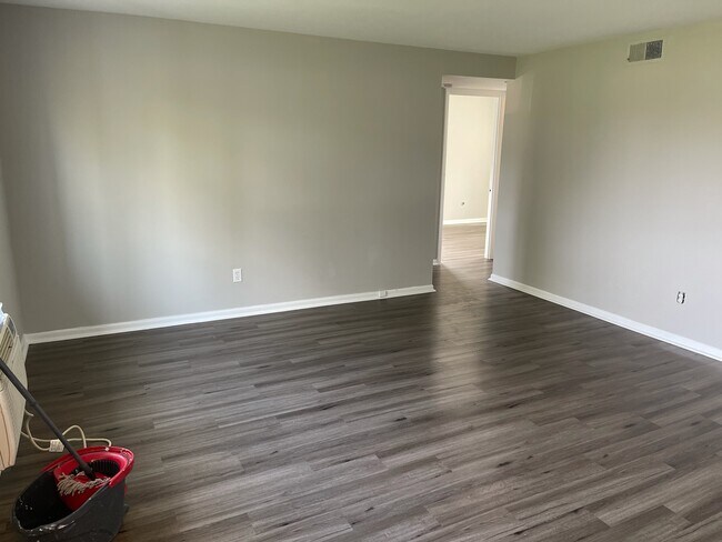 Livingroom - 771 Kingsford Rd