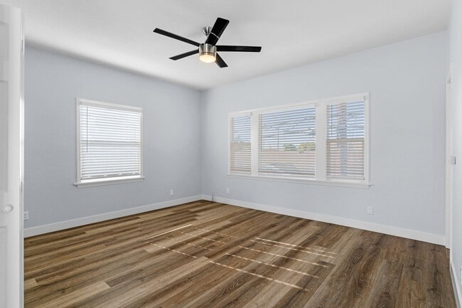 Building Photo - 1711 E Appleton St