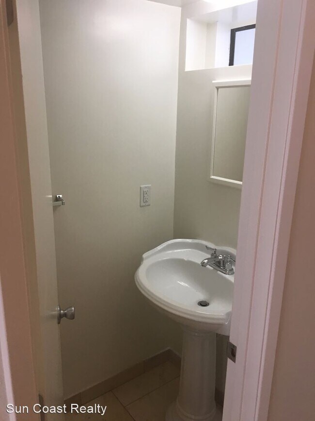 Building Photo - 2 br, 1.5 bath House - 858 Highlands Dr. #5