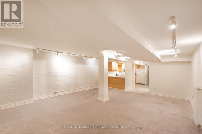 Building Photo - 554 Spadina Cres