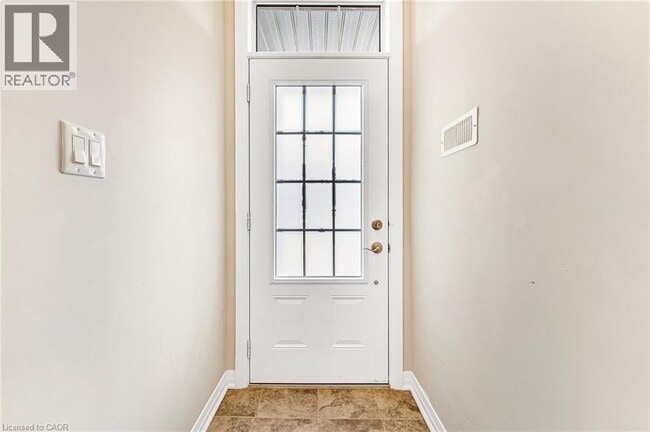 Building Photo - 115 S Creek Dr