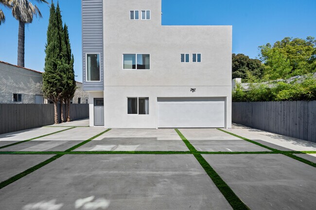 Main Entrance to 5bdr Unit - 2937 West Blvd