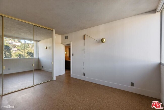 Foto del edificio - 2 br, 1 bath Condo - 4411 Los Feliz Blvd A...