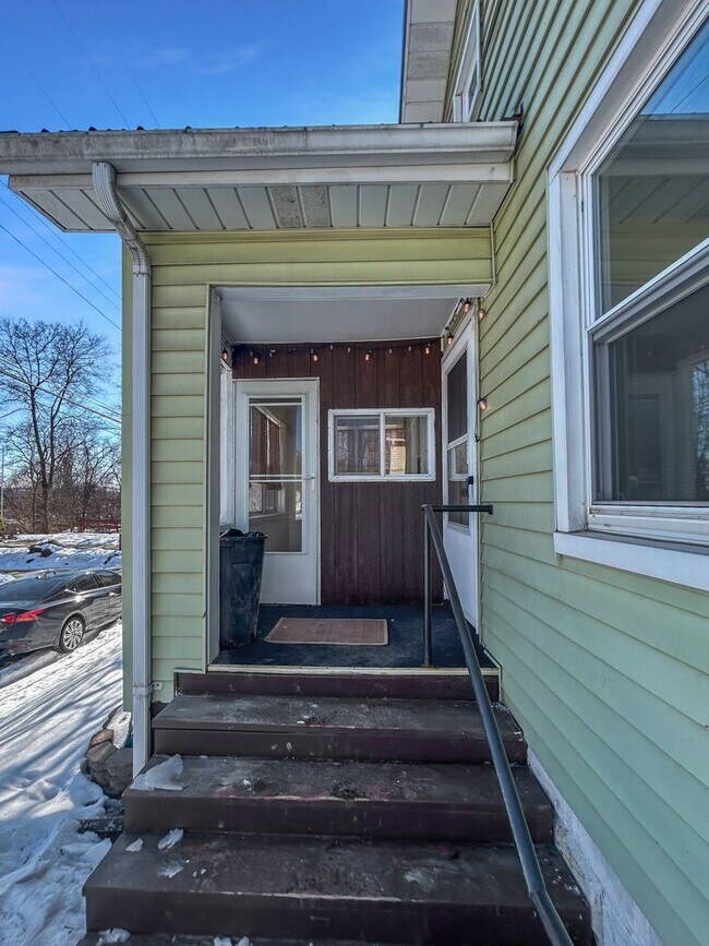 Building Photo - Welcome to this charming 2-bedroom, 1-bathroom home located in the heart of Crescent Township, PA