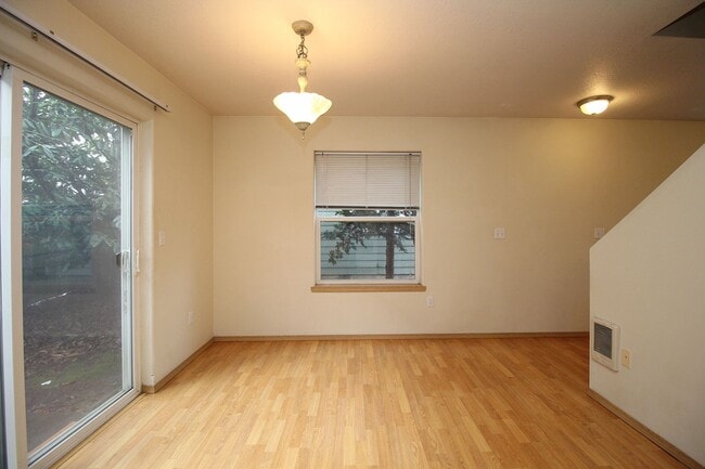 Building Photo - 812 N Dekum St