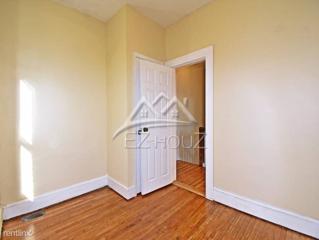 Building Photo - 2221 Poplar Grove St