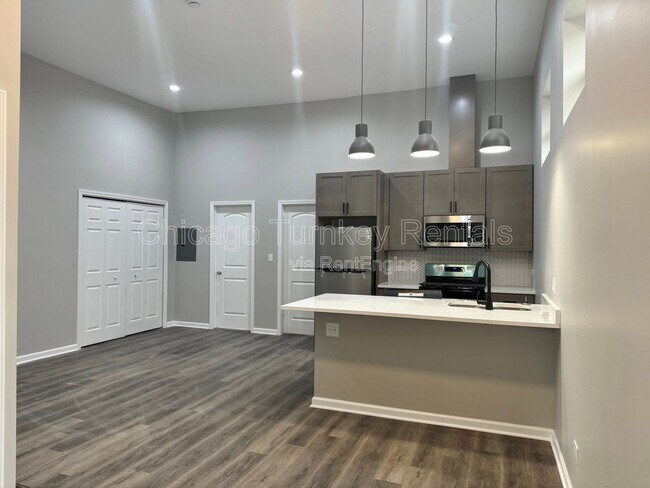 Foto del edificio - 2361 S Whipple St