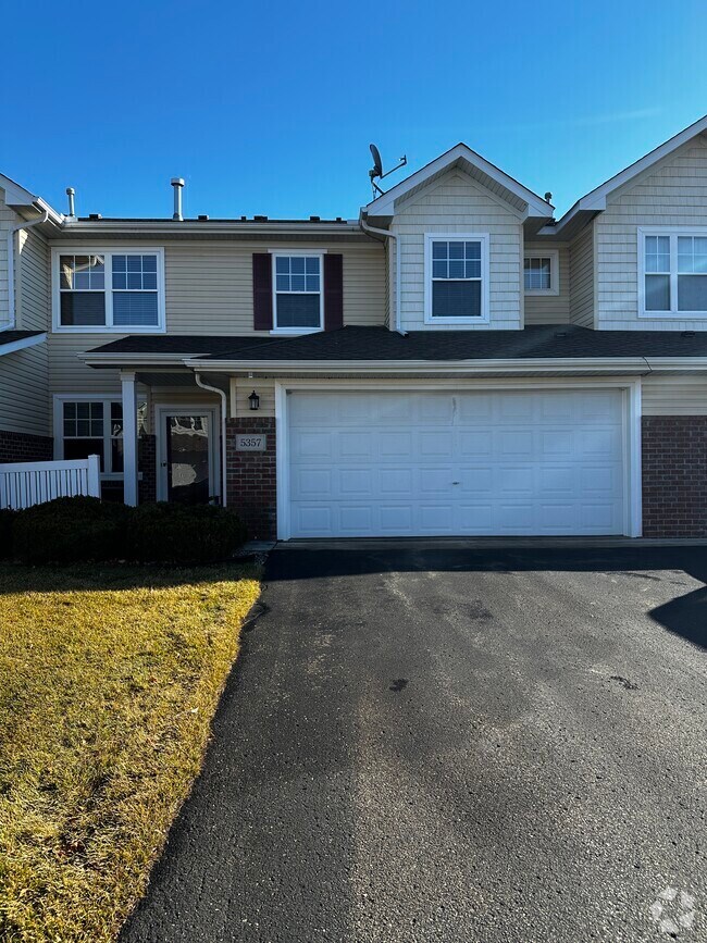 Lake Place Apartments for Rent with Parking Farmington, MN 1