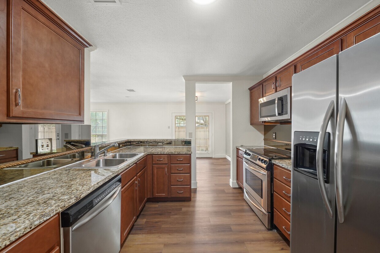 Foto principal - 2211 S Kirkwood Rd